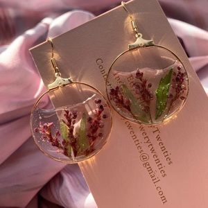 Handmade dry flower earring w/ baby daisy